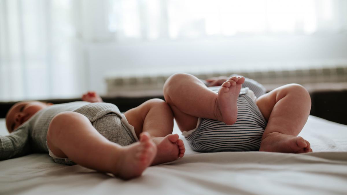 un miracol o femeie cu doua utere a nascut gemeni cate unul din fiecare pantec