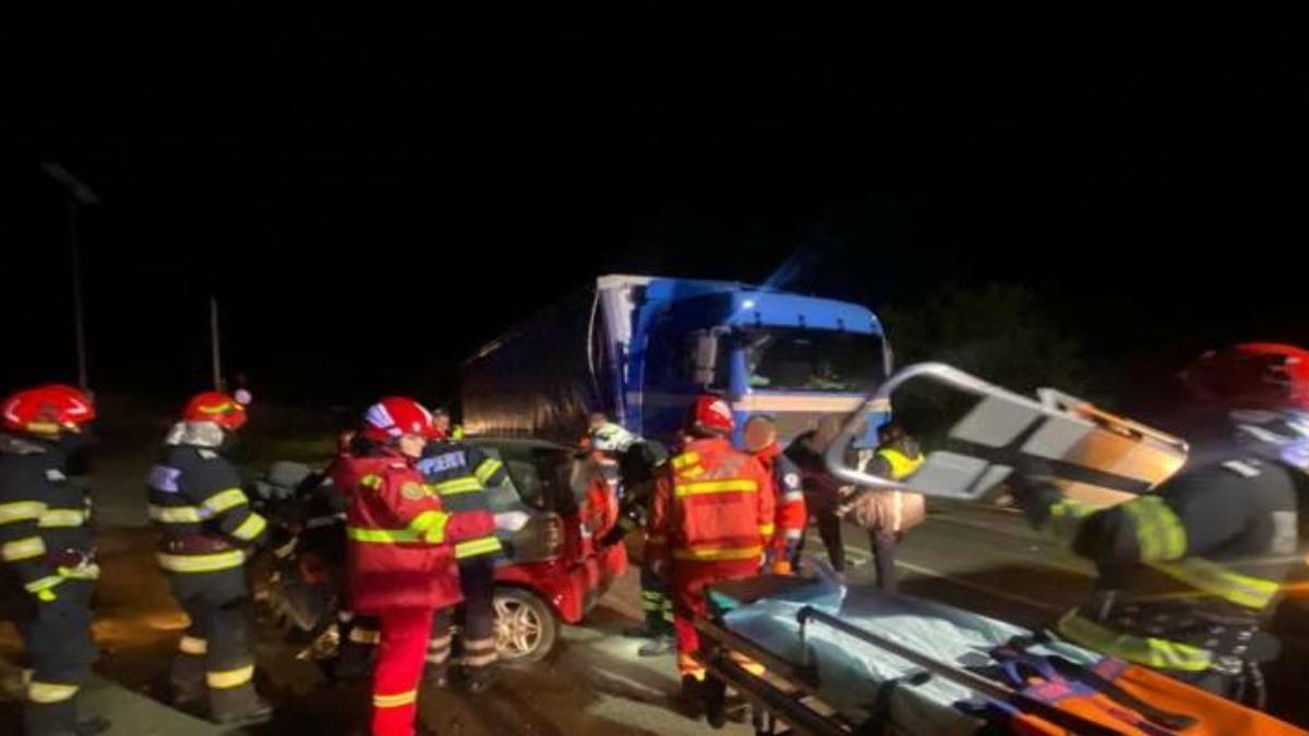 accident grav in suceava pe e85 o tanara de 26 de ani a ramas incarcerata dupa ce masina in care se afla a fost lovita de un camion