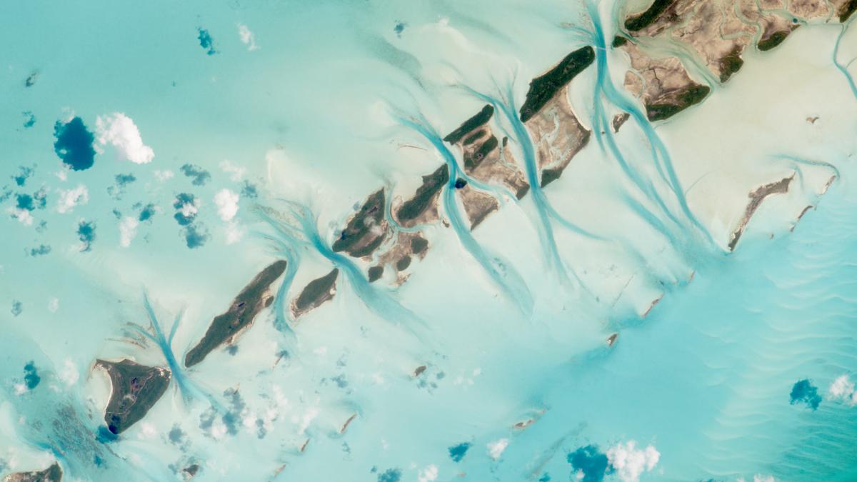 imagini rare cu pamantul din spatiu canale de maree au lasat dare adanci printre insulele preferate de pirati din bahamas