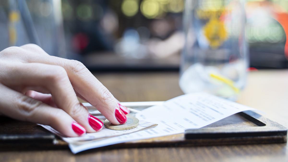 o turista a fost socata de nota de plata pentru 5 cafele si 3 prajituri la o cofetarie celebra din paris