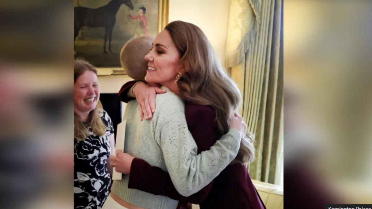 printesa kate imbratiseaza o adolescenta bolnava de cancer fotografia emotionanta publicata de familia regala