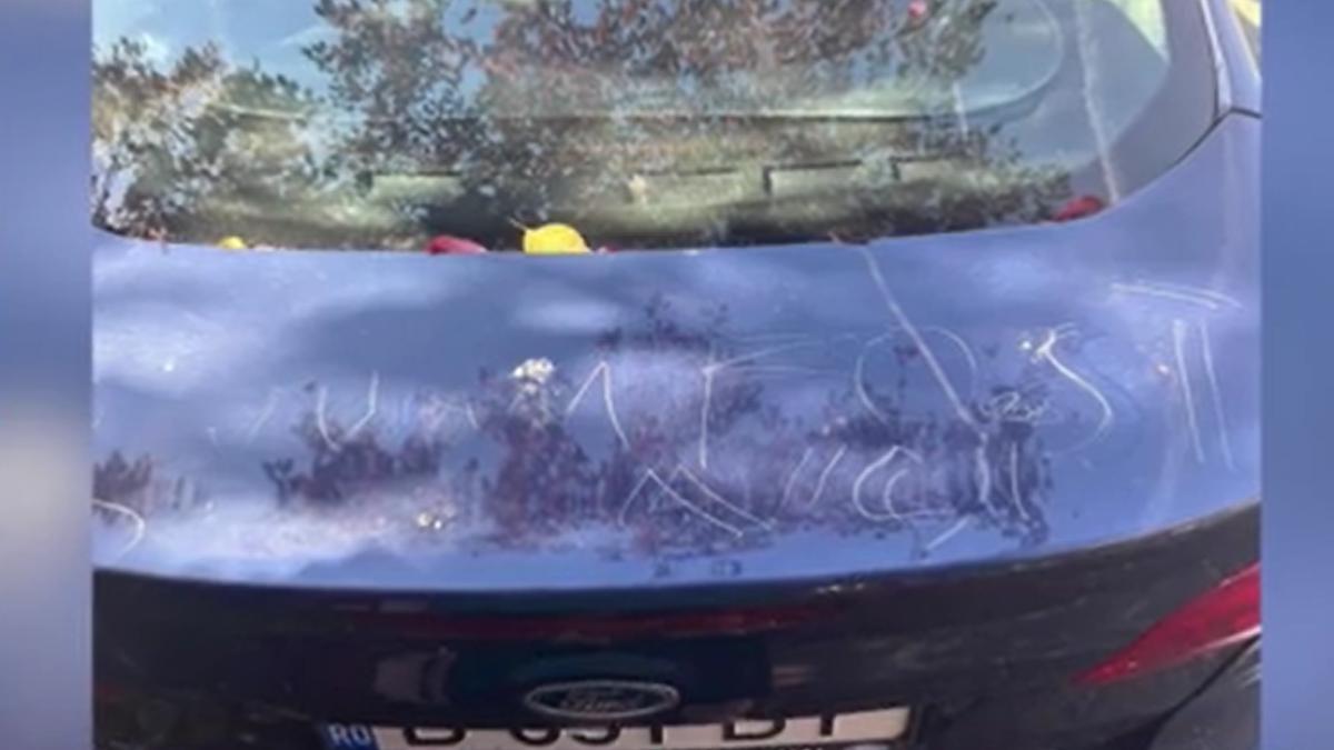 zeci de soferi si au gasit masinile vandalizate intr o parcare din capitala un necunoscut le a scrijelit pe capote acelasi mesaj