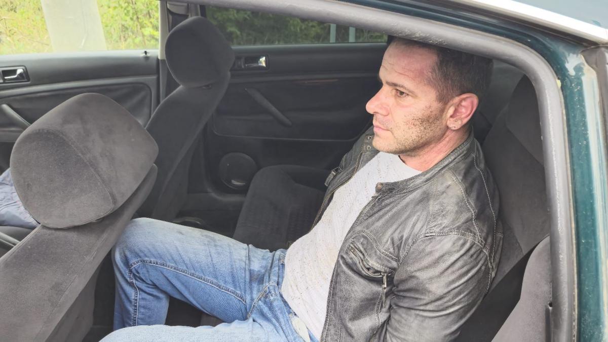 evadare ca in filme chiar din masina politiei la arad un barbat care a aruncat in aer un atm si a desfacut catusele si a fugit