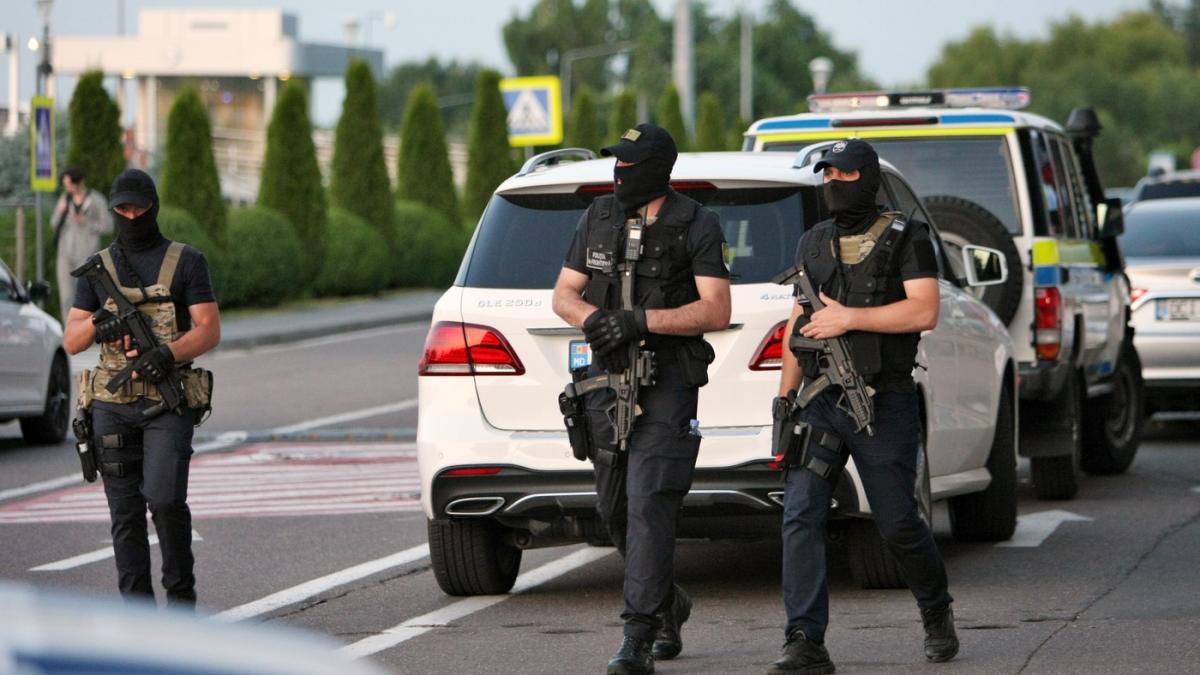 politia din r moldova e in alerta inainte de alegeri grupari criminale vor sa preia prin forta institutii ale statului