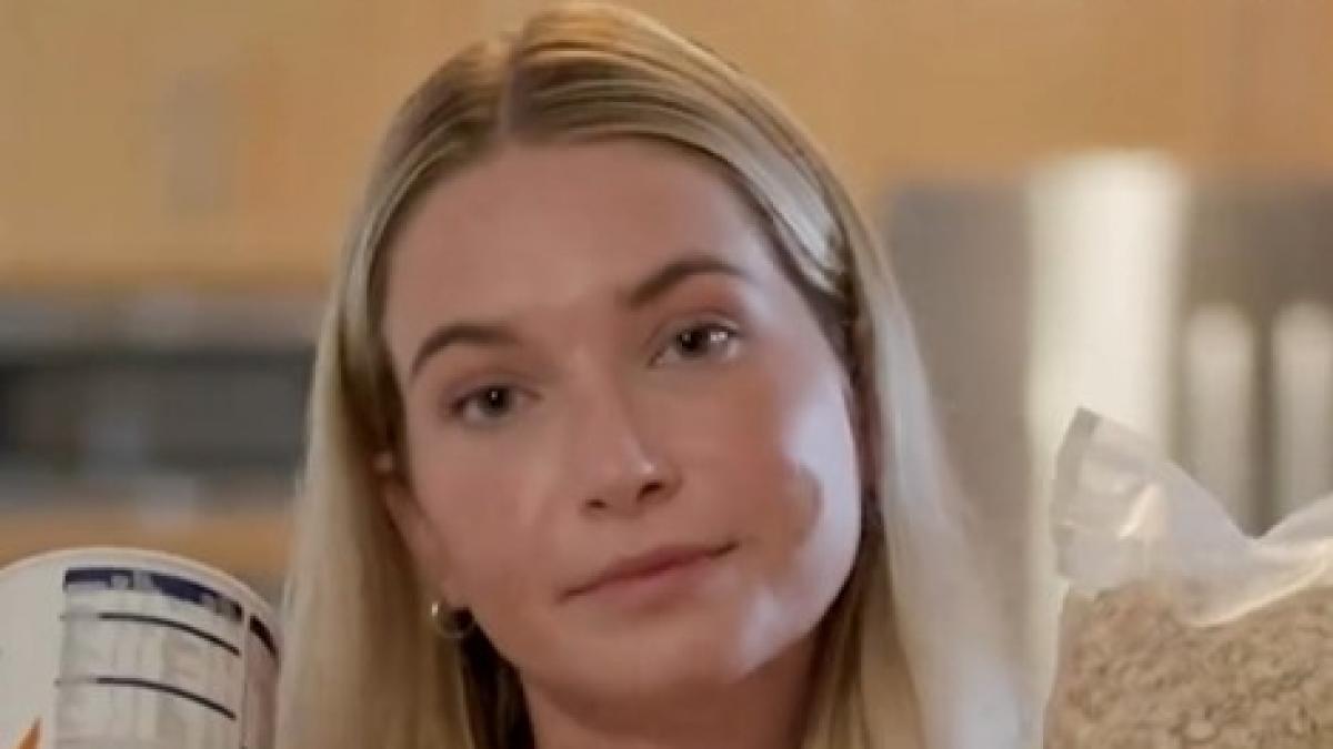 boala bizara de care sufera o tanara de 25 de ani risca sa moara daca este sarutata si poate manca doar 2 alimente