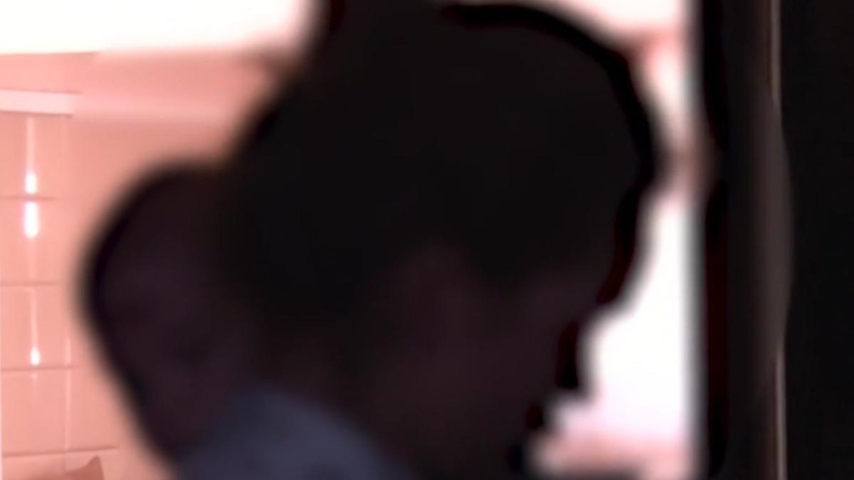 o mama si un bebelus de 8 luni au fost impinsi pe scari de un vecin agresiv in galati copilul a ajuns la spital