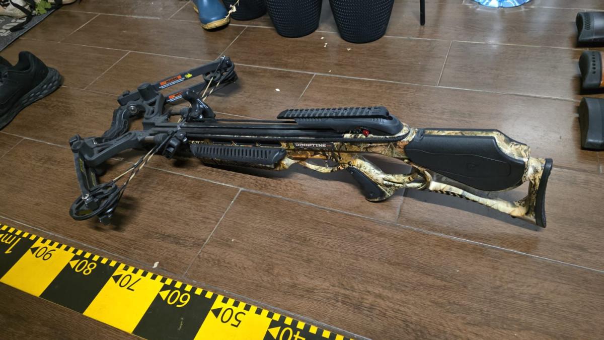 operatiunea la care au participat 1000 de politisti a dus la gasirea a 300 de arme ilegale intre care si 10 arbalete