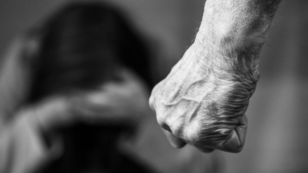 o femeie a fost batuta crunt de un barbat externat de la psihiatrie pe semnatura la o pensiune din craiova