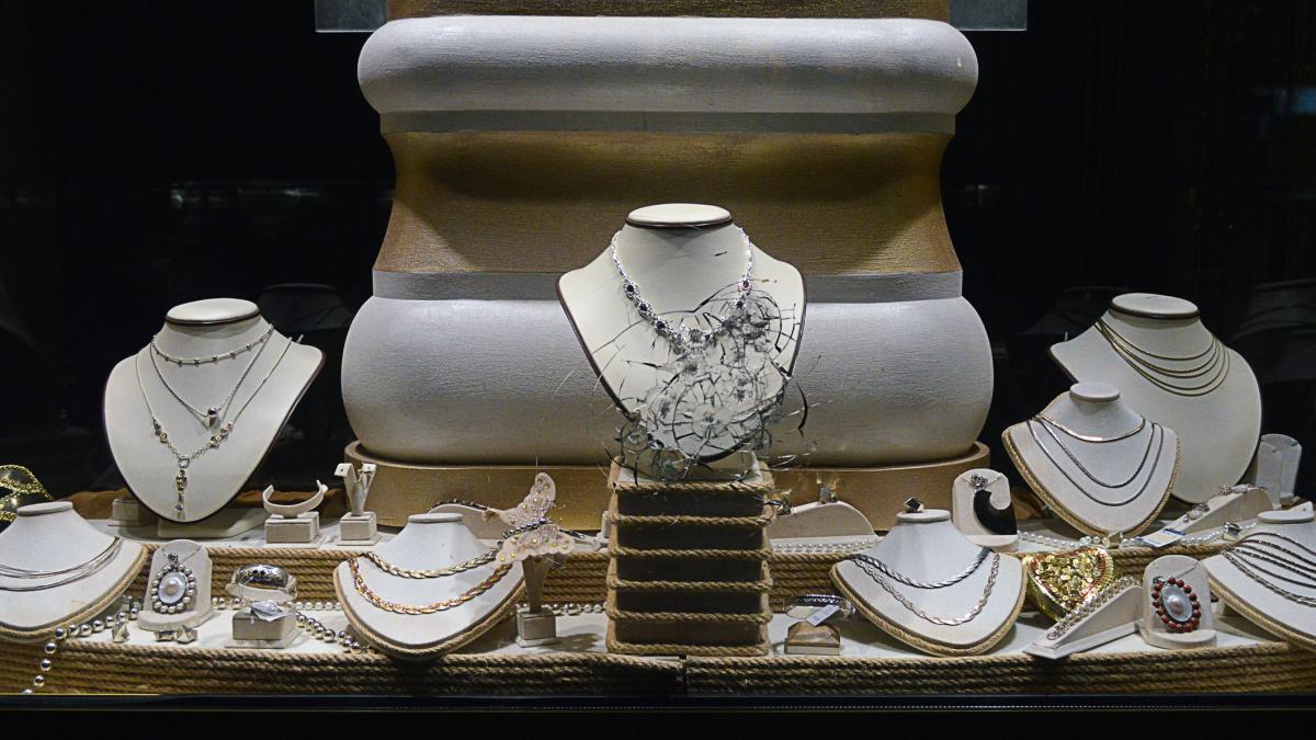 jaf ca n filme in italia in doar cinci minute trei hoti au furat dintr un magazin bijuterii si ceasuri de lux ce banuiesc politistii