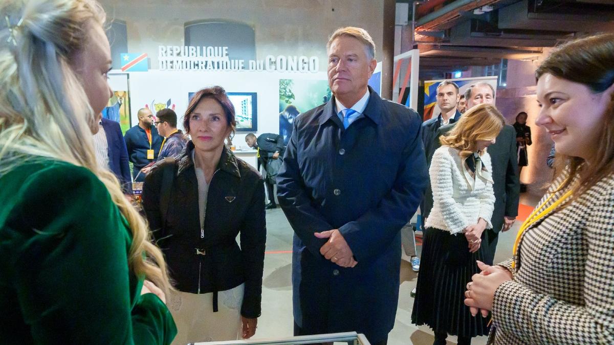 klaus iohannis s a intors de la paris cu un alt avion mai mic dar tot de lux