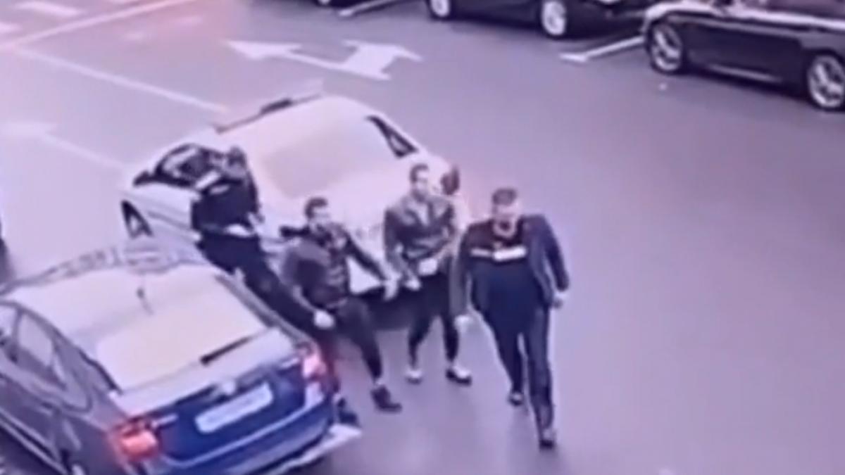 momentul in care detinutii care au spart un bancomat din arad au evadat chiar sub ochii escortei imagini surprinse de camere video