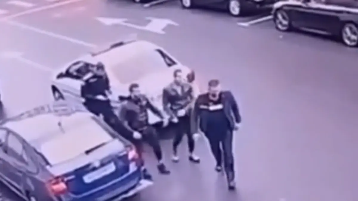 momentul in care detinutii care au spart un bancomat din arad au evadat chiar sub ochii escortei imagini surprinse de camere video