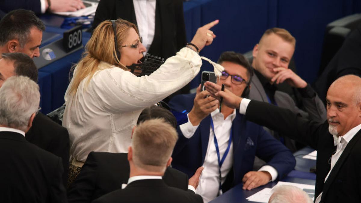 parchetul o ancheteaza pe diana sosoaca pentru promovarea de mesaje legionare ea risca inchisoarea de la 3 luni la 3 ani