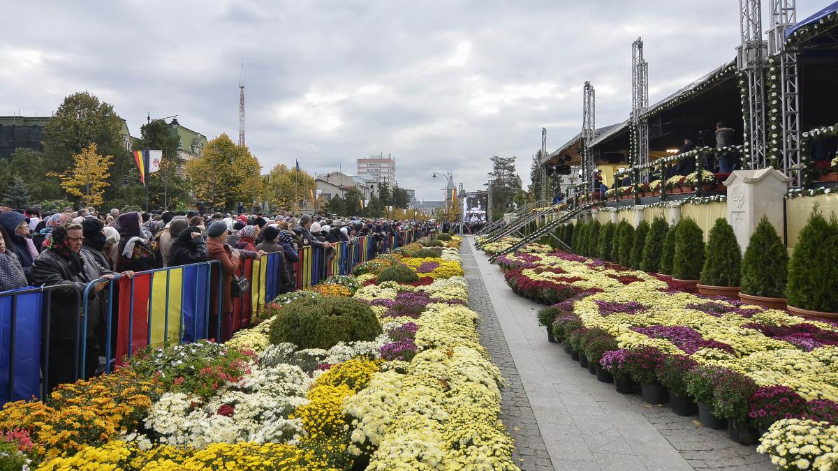 peste 300 000 de credinciosi sunt asteptati sa ia parte la pelerinajul de la iasi la moastele sfintei cuvioase parascheva