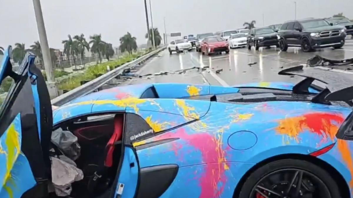 un influencer si a distrus bolidul in timp ce conducea si transmitea live pe retele sociale