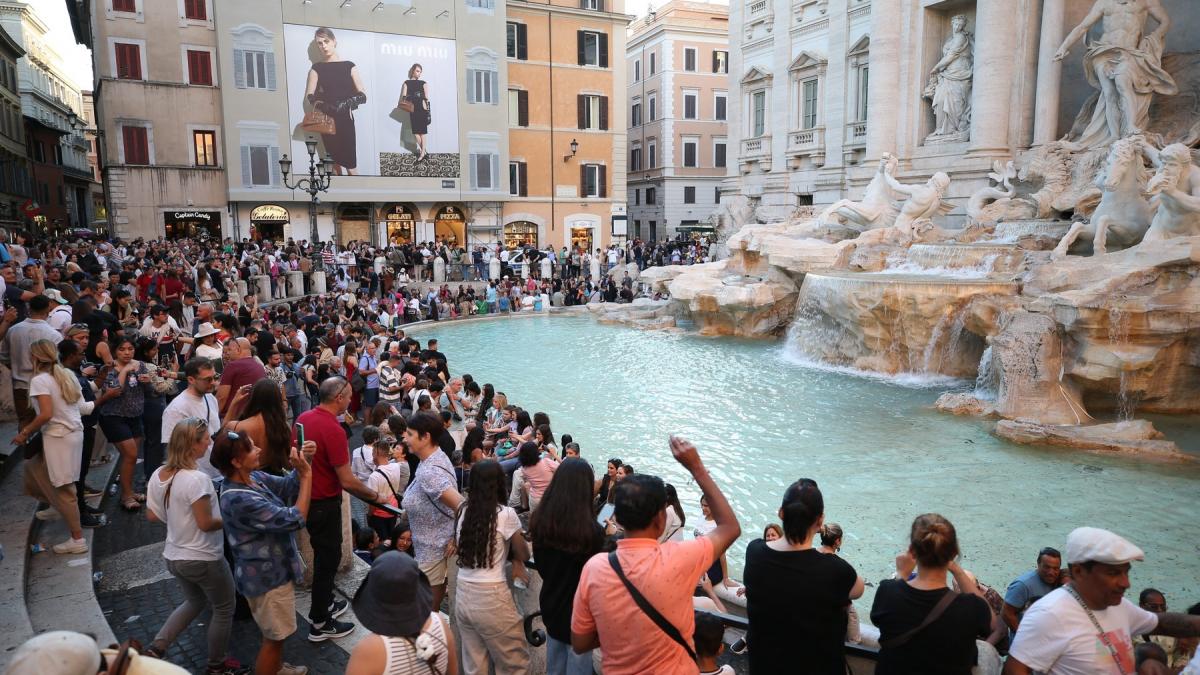 fontana di trevi nu va mai putea fi vizitata la liber roma vrea sa limiteze numarul turistilor care viziteaza celebrul monument