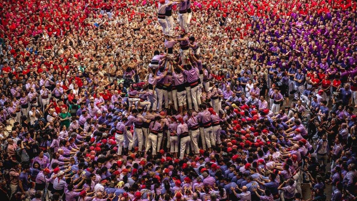 lumea este fascinata de castells celebrul concurs al piramidelor umane din spania cinci oameni au murit in toata istoria lui