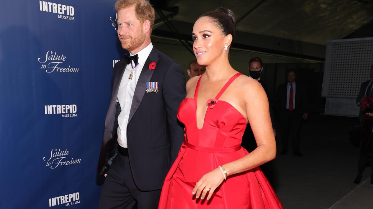 meghan markle aparitie surprinzatoare la o gala caritabila a reciclat o rochie de 6 000 de dolari pe care purtat o in 2021