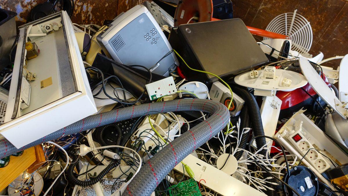 tara cu multi romani in care cetatenii sunt trimisi dupa gunoaie electrocasnice evitam o criza a unei resurse esentiale