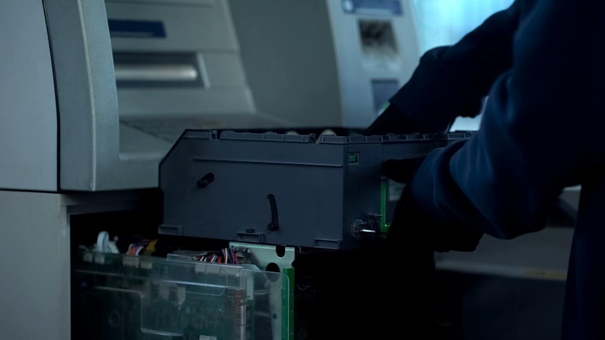 un roman din spania a smuls cu tractorul un bancomat de o tona si a fugit cu el in munti n a putut sa l deschida si l a abandonat