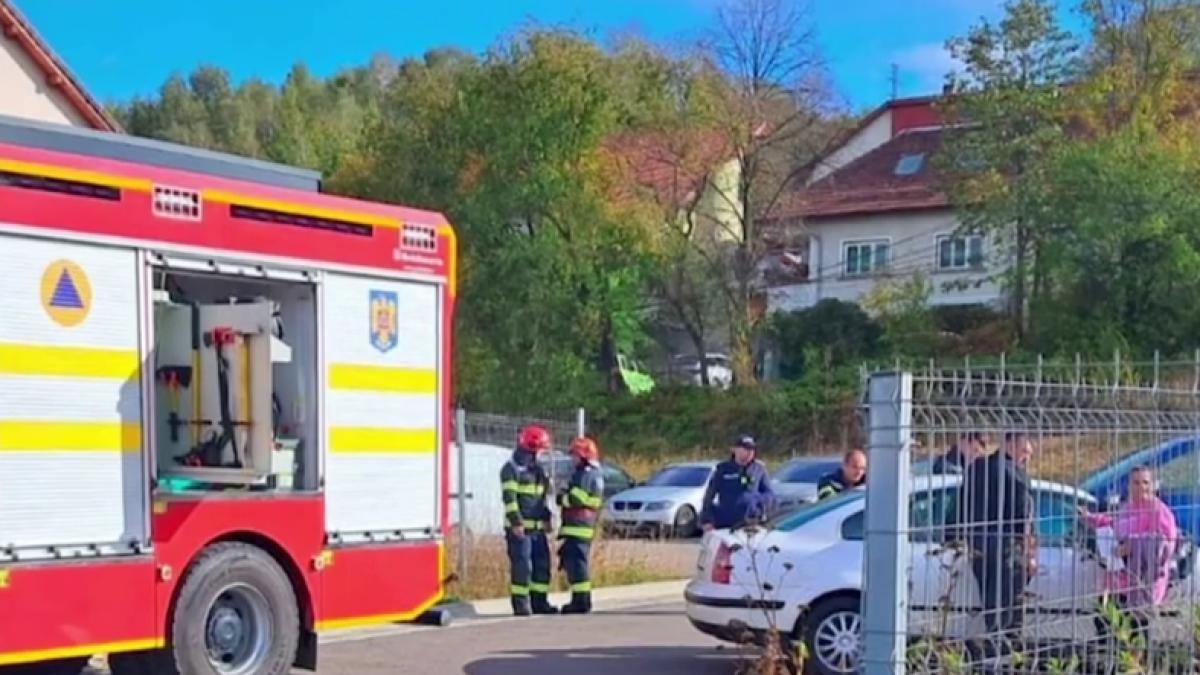 bebelus de 4 luni blocat in masina tatal lui a preferat sa mearga dupa cheile de rezerva in alta localitate decat sa sparga usa