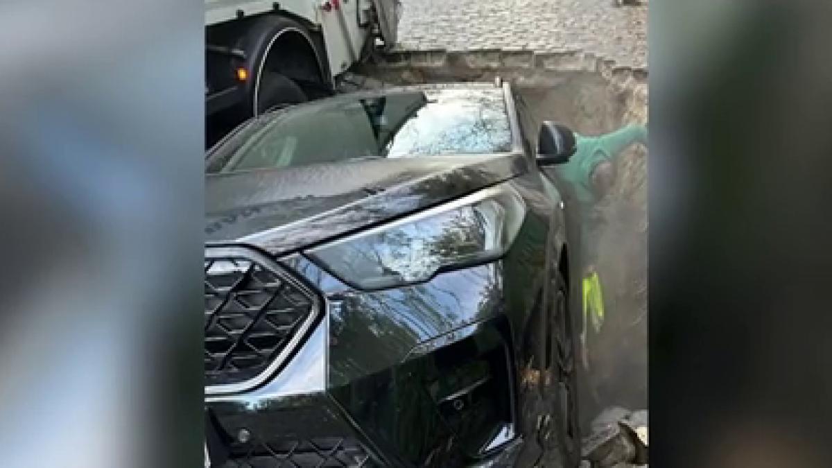 la un pas de tragedie cum au reusit o mama si fiica ei sa se salveze din masina cazuta in craterul din sectorul 6 foarte curajoasa