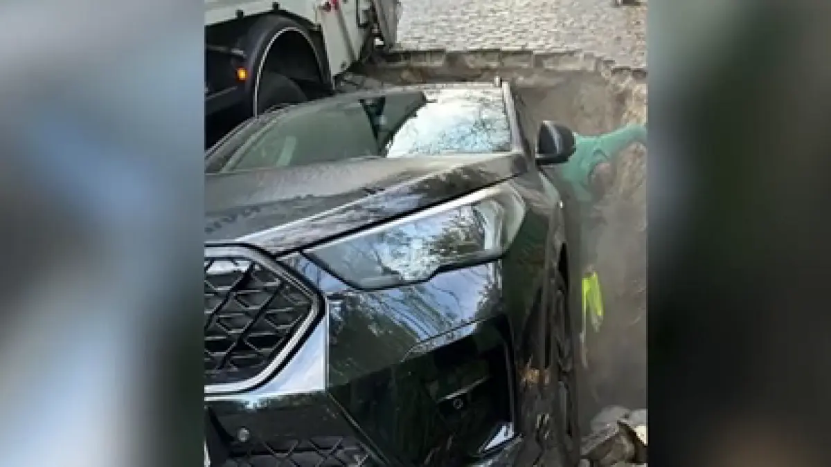 la un pas de tragedie cum au reusit o mama si fiica ei sa se salveze din masina cazuta in craterul din sectorul 6 foarte curajoasa