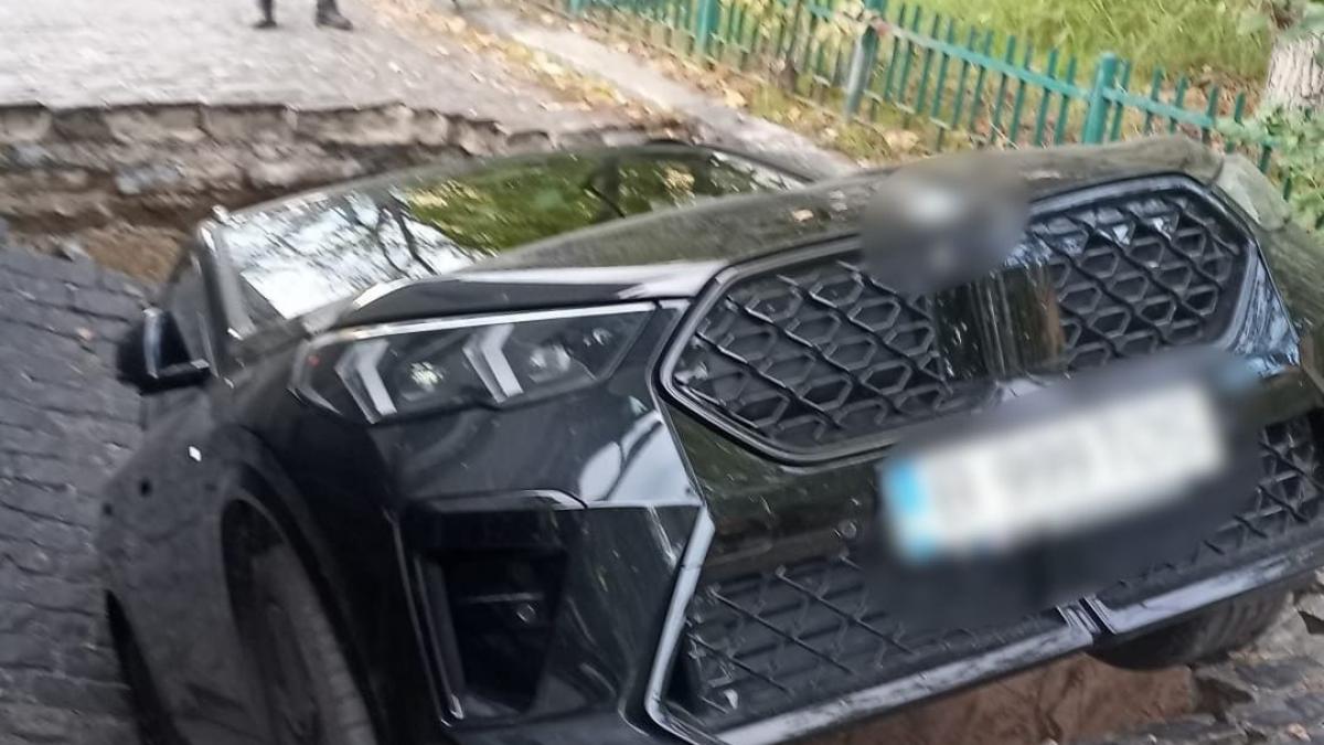 o strada s a surpat in bucuresti mai multe masini au fost inghitite de un crater urias