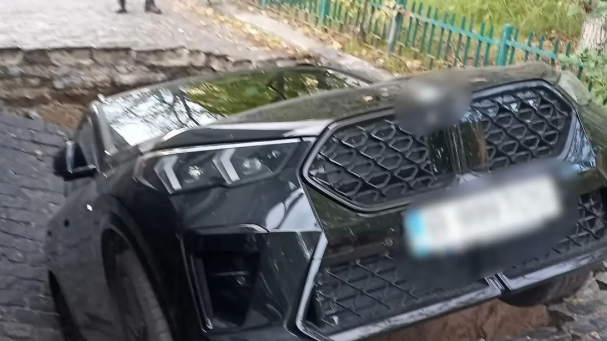 o strada s a surpat in bucuresti mai multe masini au fost inghitite de un crater urias