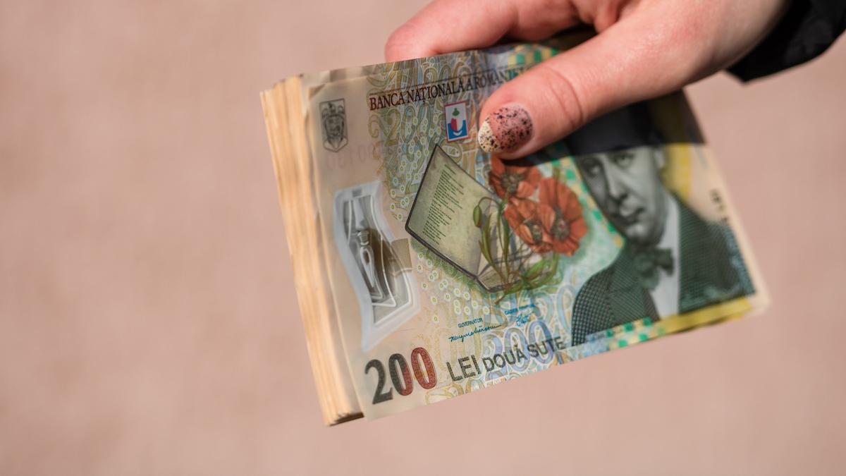 trei femei sunt anchetate pentru ca ar fi furat 4 milioane de lei de la teatrul bulandra