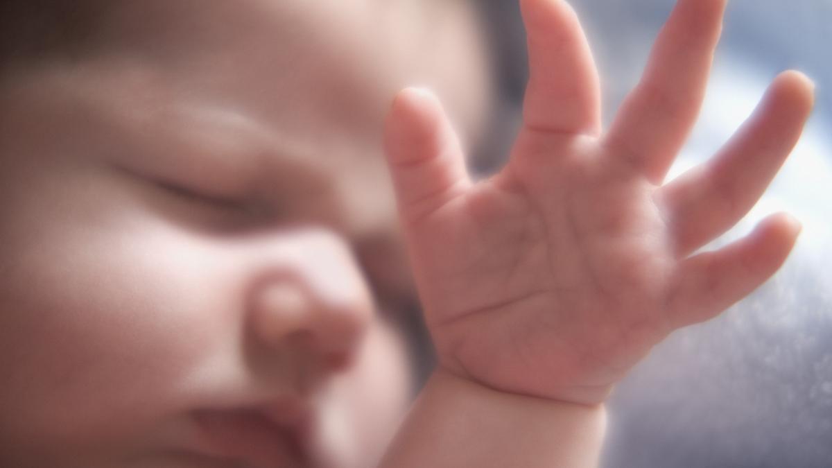 un tata si a vandut bebelusul pe facebook ca sa aiba bani pentru jocurile de noroc