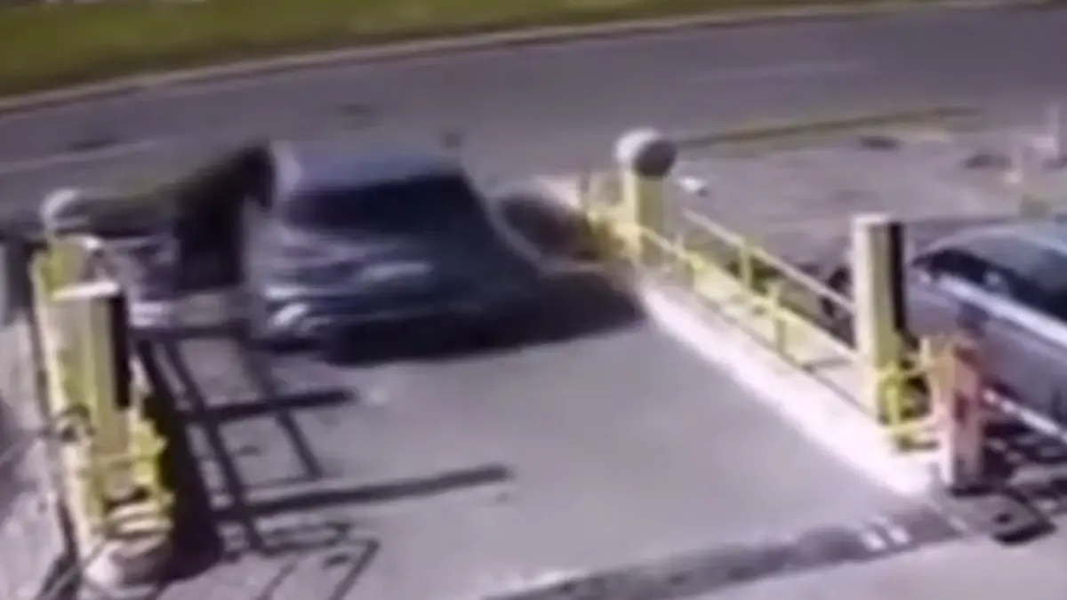 scene ca in filme in bucuresti momentul in care un sofer se prabuseste cu masina in pasajul lujerului