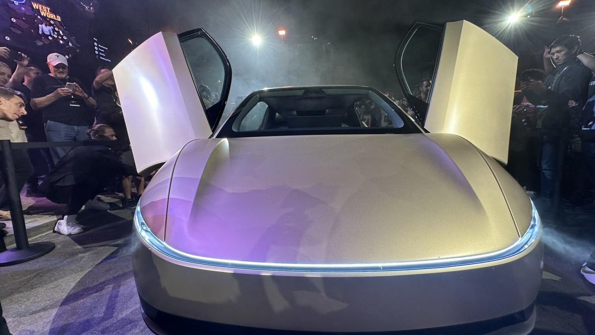 galerie foto elon musk si a prezentat noile masini futuriste fara sofer ce sunt si cum arata robovan si cyber taxi