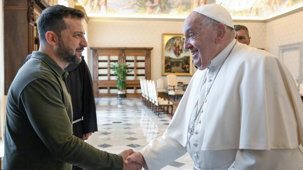 papa francisc l a primit la vatican pe volodymyr zelensky ce cadouri si au facut cei doi