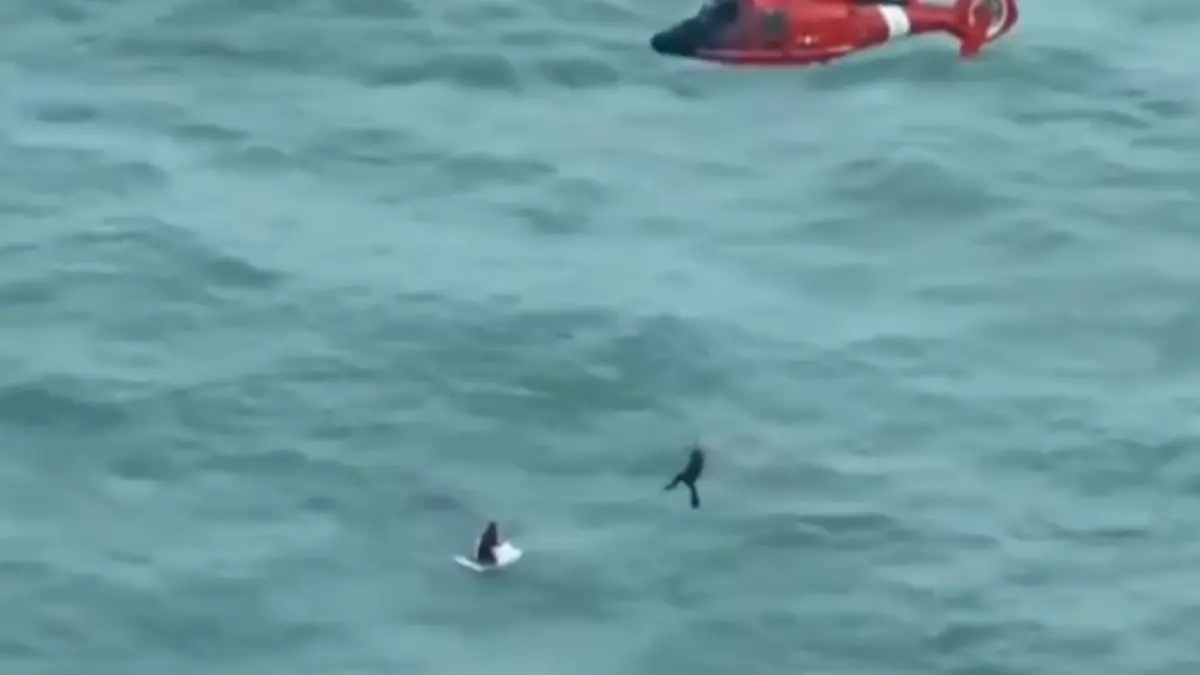 un scenariu de cosmar un barbat a fost salvat din golful mexic unde plutea pe o lada frigorifica in timpul uraganului milton
