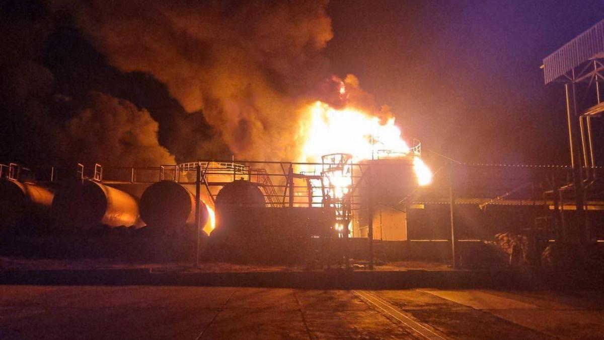 ucrainenii au bombardat un depozit de petrol care alimenta armata rusa imagini cu exploziile puternice din lugansk