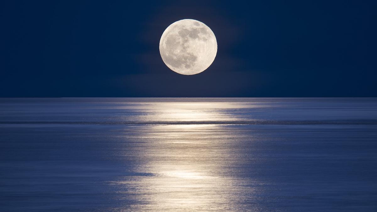 cat de departe este de fapt luna de pamant asa apare superluna