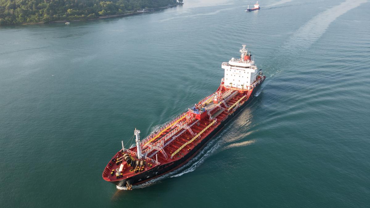 flota fantoma a rusiei de ce a investit kremlinul 10 miliarde de dolari in vapoare fara identitate