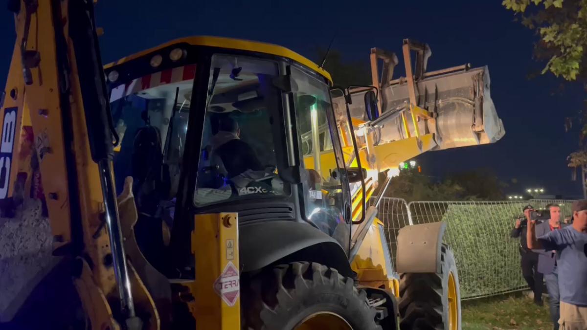 scandalul refacerii planseului unirii baluta a inceput lucrarile si a montat garduri nicusor dan se duce cu politia sa le dea jos