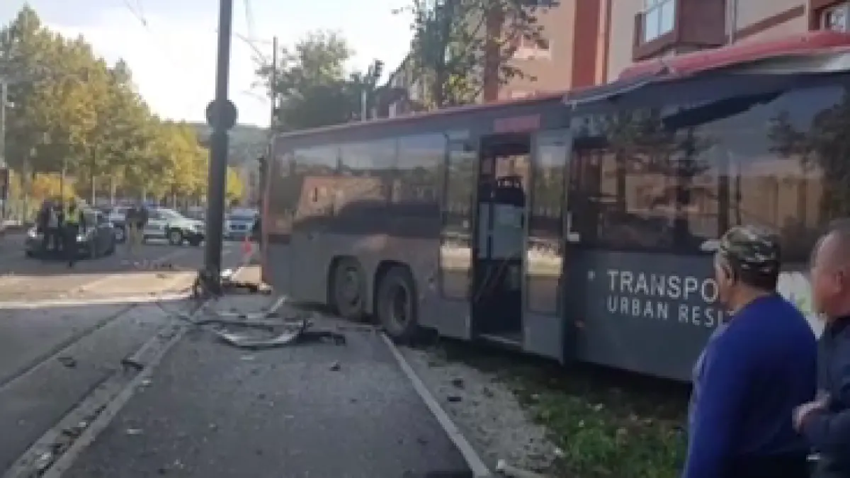 un autobuz cu pasageri a fost la un pas sa se izbeasca de un bloc dupa ce soferul a incercat sa evite o masina 5 oameni raniti