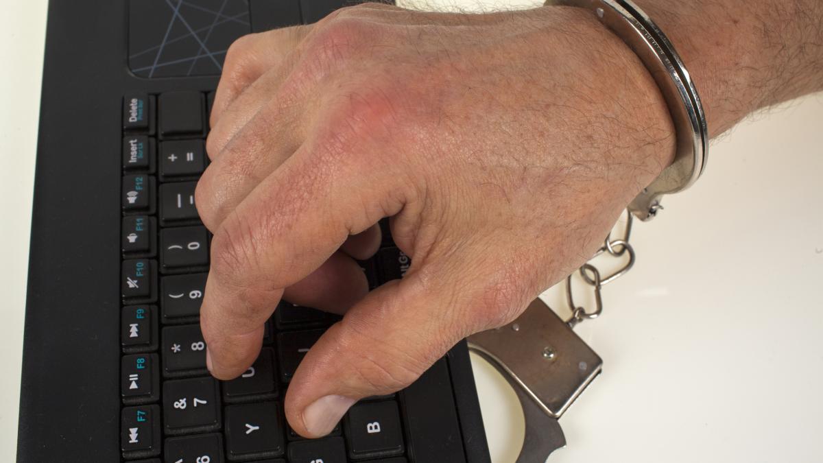 un preot si un politist arestati pentru pornografie infantila in italia in ancheta in care a fost implicat si un justitiar online