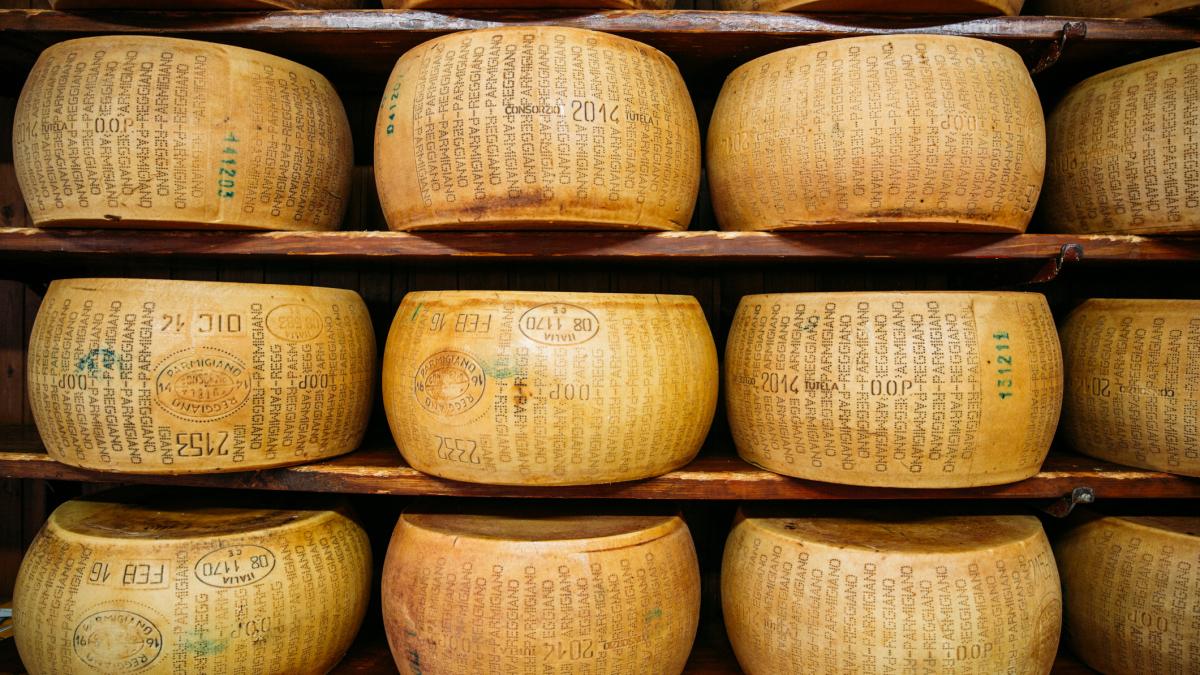 un roman a vrut sa fure 14 roti de parmigiano reggiano dintr un magazin din milano dar a fost prins