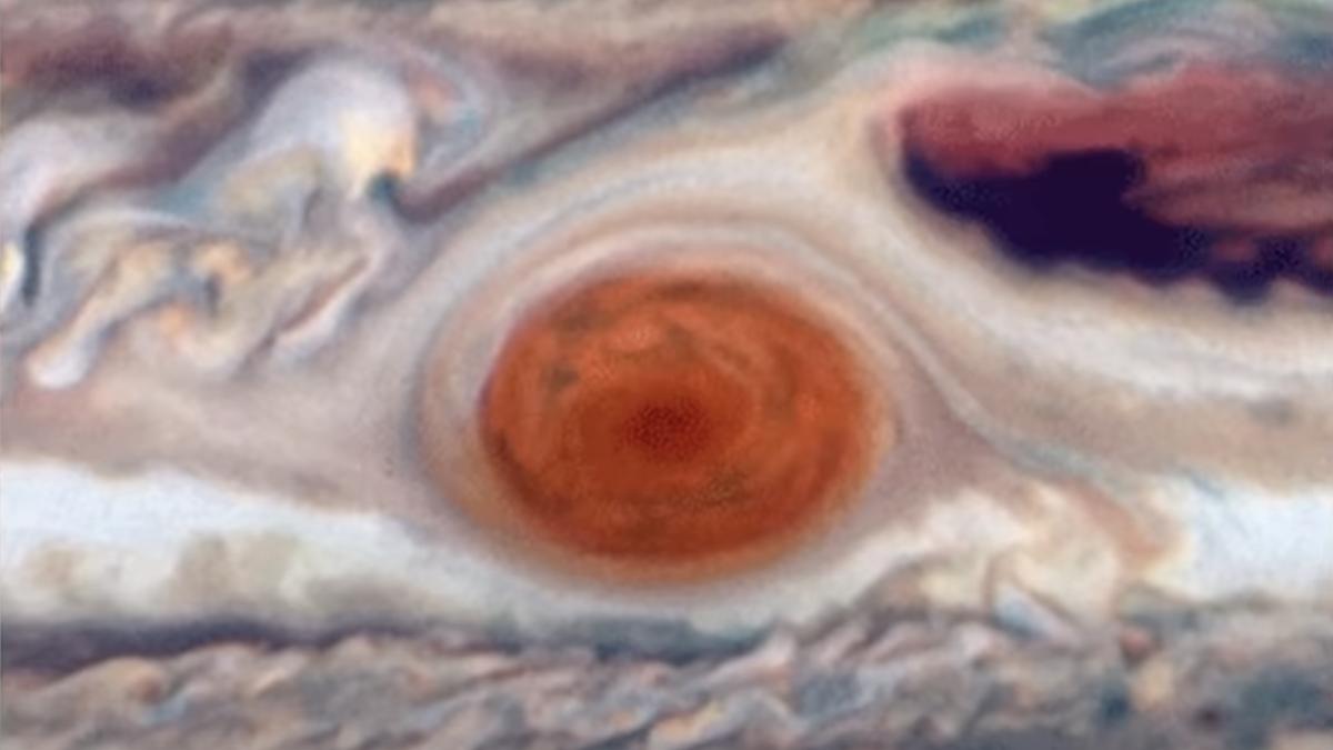 cea mai mare furtuna din sistemul nostru solar se misca neasteptat ca gelatina au descoperit cercetatorii este ca un sendvis