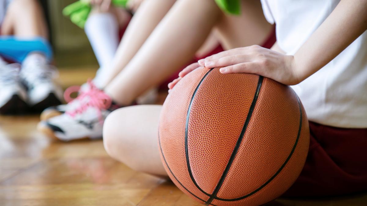 o treime dintre scolile din romania nu au sali de sport mii de elevi fac orele de educatie fizica in clasa printre banci si scaune