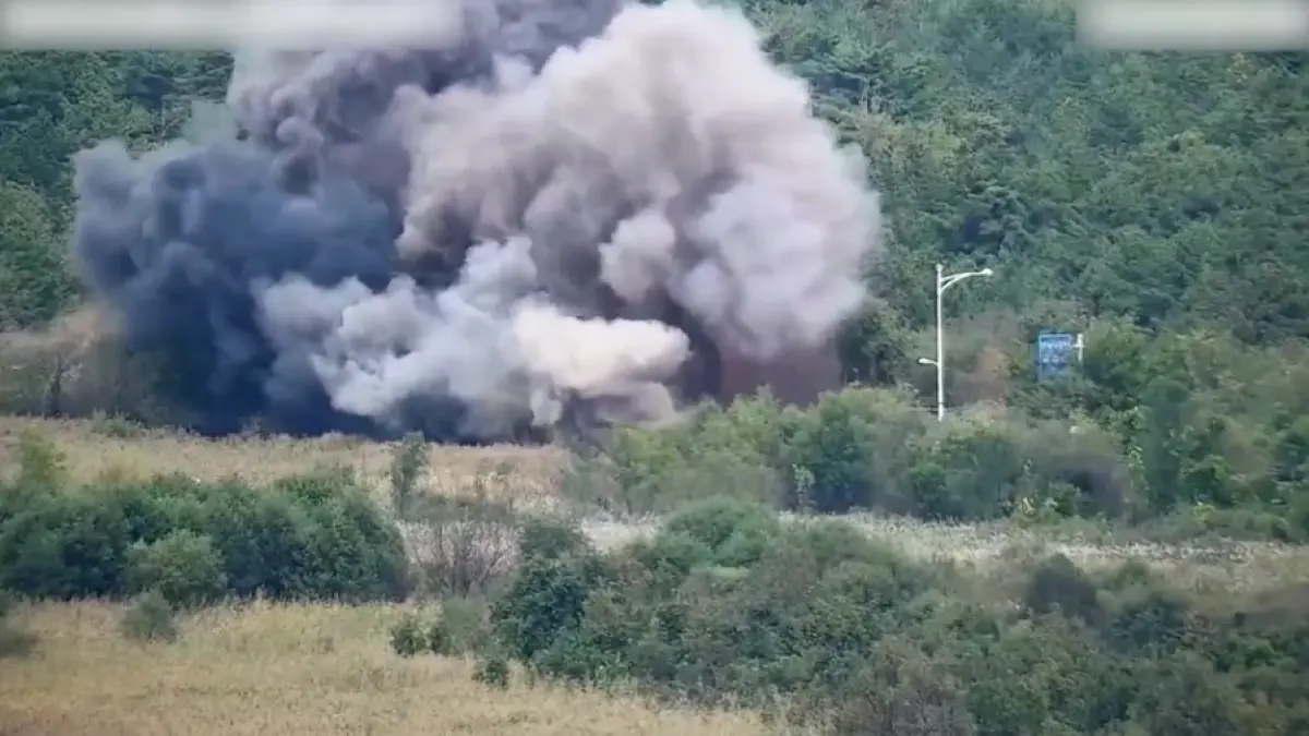 pregatiri de razboi coreea de nord a aruncat in aer drumuri si cai ferate la granita cu vecinul din sud