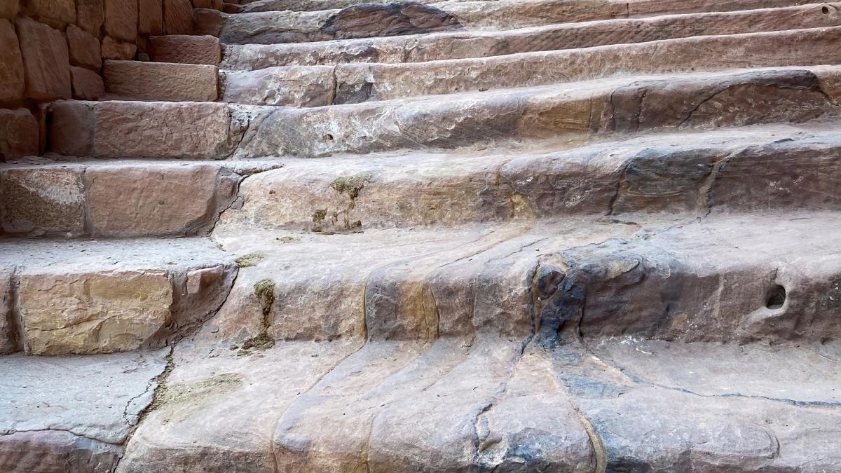 un mormant secret a fost descoperit sub locul de filmare indiana jones din petra adevarata surpriza a fost ce s a gasit in interior