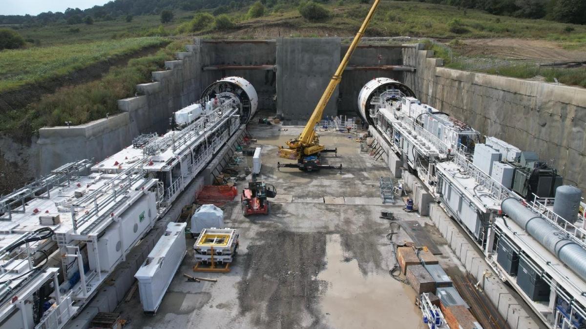 alexandra sapa doua tuneluri feroviare prin munte pe traseul brasov sighisoara cum arata si functioneaza masina uriasa de foraj