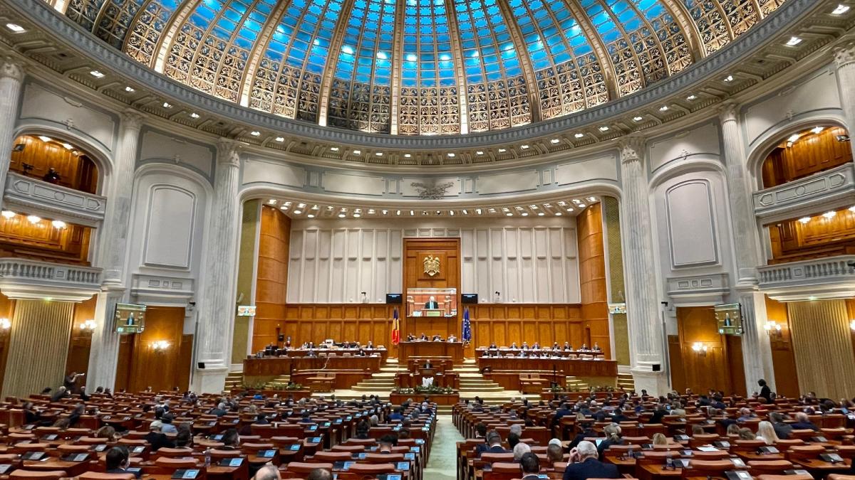 ce salariu are un parlamentar in 2024 pe langa bani deputatii si senatorii romani se bucura de o multime de beneficii