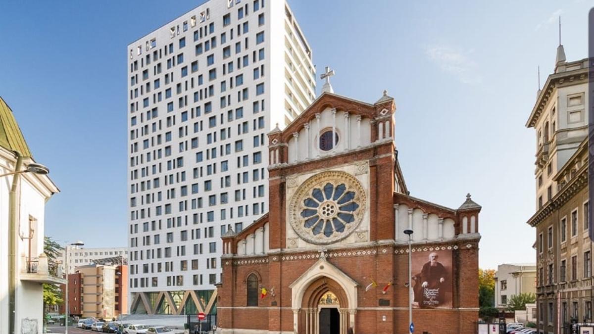 cathedral plaza dispare din centrul capitalei dupa 18 ani de procese cand incepe demolarea cladirii de 19 etaje si cine o plateste