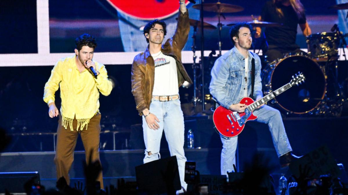 nick jonas s a speriat si a fugit de pe scena in timpul concertului de la praga ca sa si caute bodyguarzii